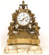 Pendule en bronze doré et marbre, décor d'angelots, Napol